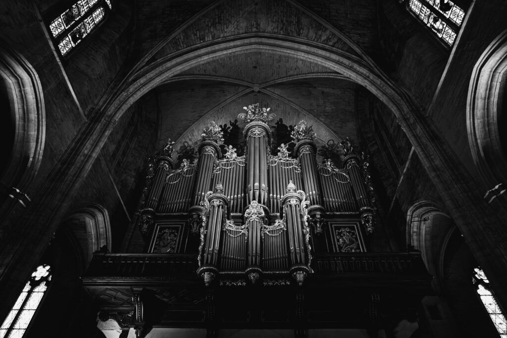 Photographie en noir et blanc de l'orgue de la cathédrale Saint-Pierre de Montpellier.